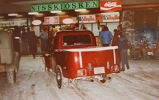 Sörens a-traktor utanför Nisskiosken i Malung någongång i början av åttiotalet!